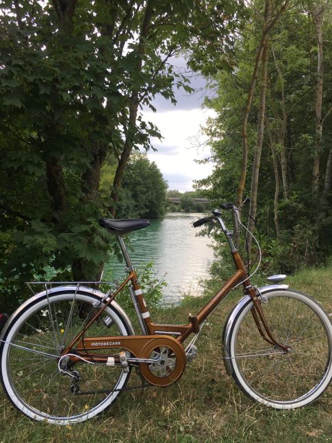 L'un de nos vélos vintage au bord de la Marne